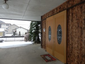 伊那ワイン工房玄関雪